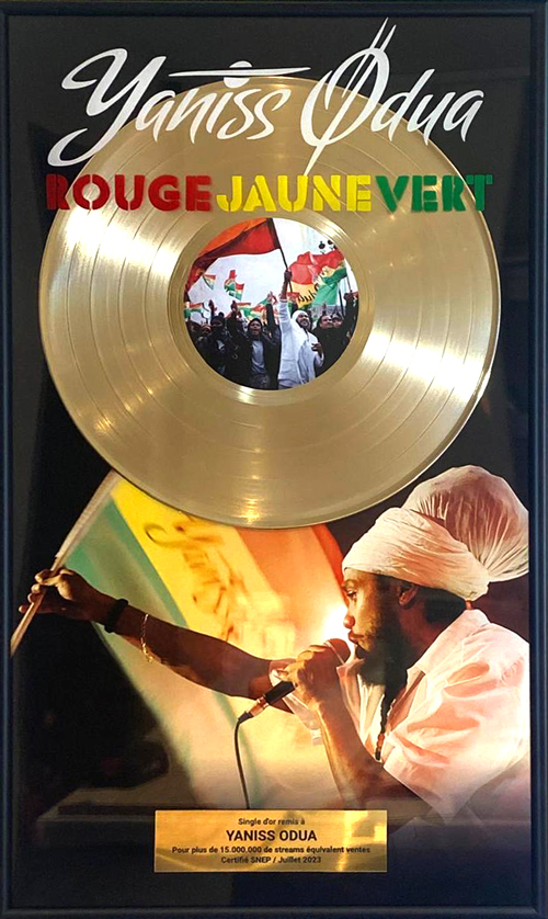 Disque d’or certifié SNEP remis à Yaniss Odua pour le single Rouge Jaune Vert – design et direction artistique réalisés par Loseou.