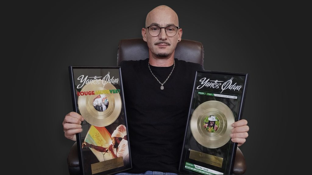 Loseou recevant ses deux disques d’or pour Yaniss Odua, Rouge Jaune Vert et Chalawa – design graphique personnalisé