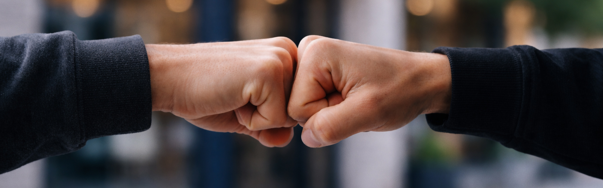 Direction artistique et accompagnement visuel sur mesure Deux mains se rejoignant en signe de collaboration, symbolisant l’accompagnement en direction artistique et la relation de projet