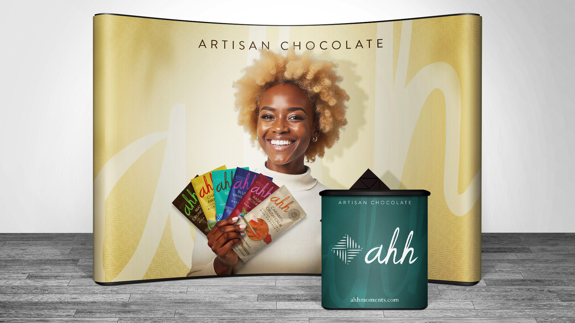 Stand événementiel grand format pour salon professionnel présentant une marque de chocolat artisanal avec visuel lifestyle, packaging produits et comptoir d’accueil personnalisé