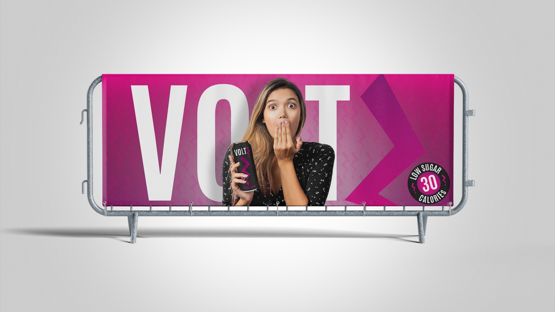 Bannière publicitaire grand format fixée sur barrière extérieure pour campagne de boisson énergisante avec visuel lifestyle et message promotionnel