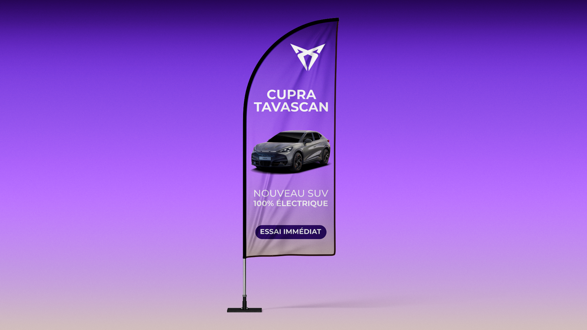 Drapeau publicitaire extérieur installé devant une concession automobile pour promouvoir le SUV électrique CUPRA Tavascan avec appel à l’essai immédiat