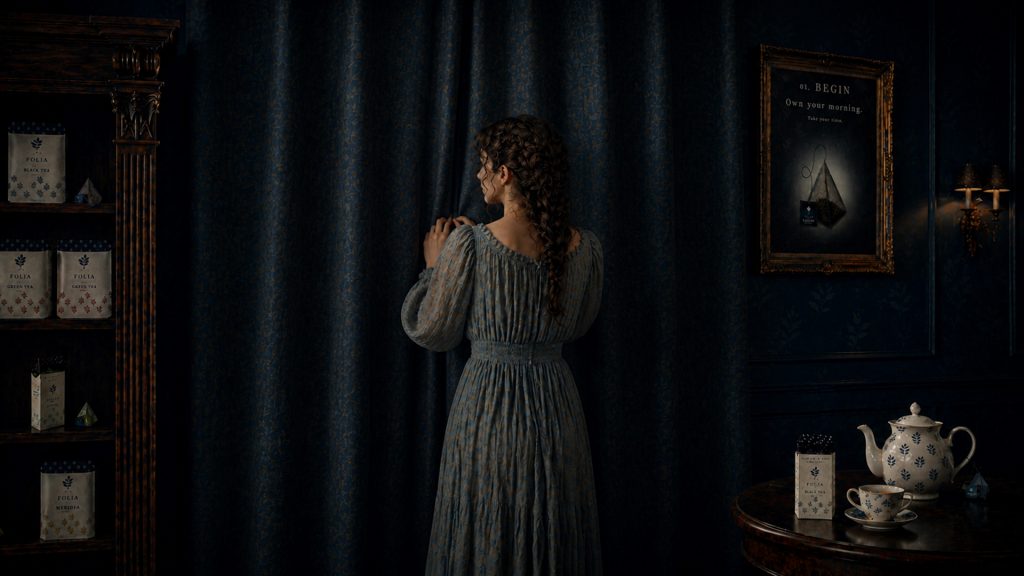 Image cinématographique générée par IA montrant une femme devant des rideaux fermés pour la création d’un film publicitaire avec Runway.