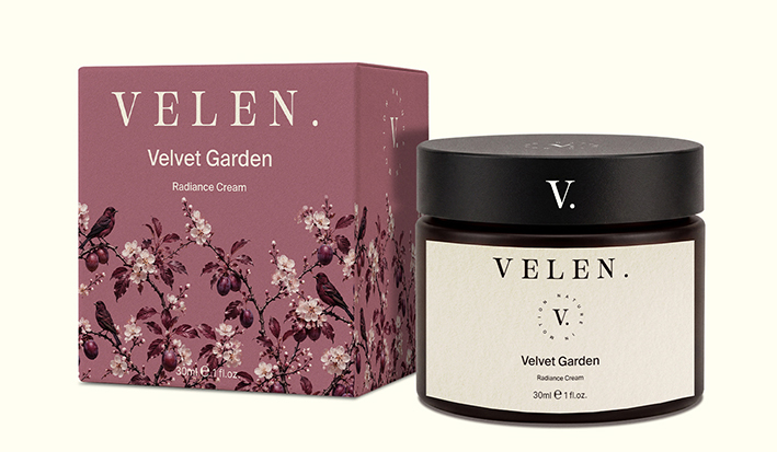 Packaging cosmétique éco-responsable Velvet Garden de la marque VELEN. comprenant un pot de crème visage et un étui illustré inspiré du prunier en fleurs