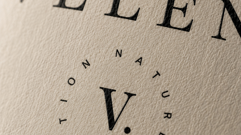 Détail de papier texturé premium avec impression typographique noire sur un packaging cosmétique haut de gamme