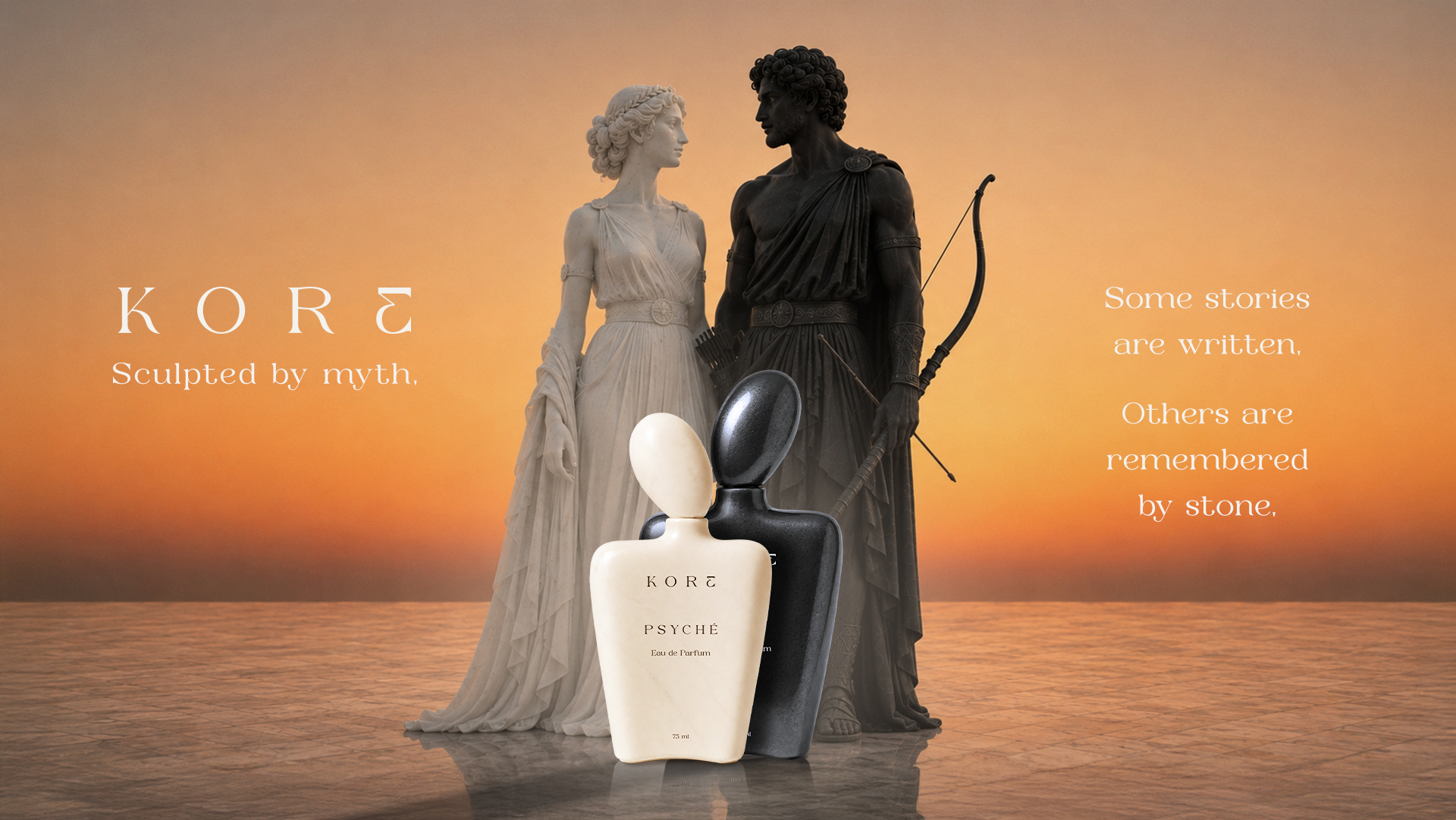 Visuel publicitaire KORE représentant Eros et Psyché sous forme de statues de marbre noir et blanc derrière les flacons de parfum.