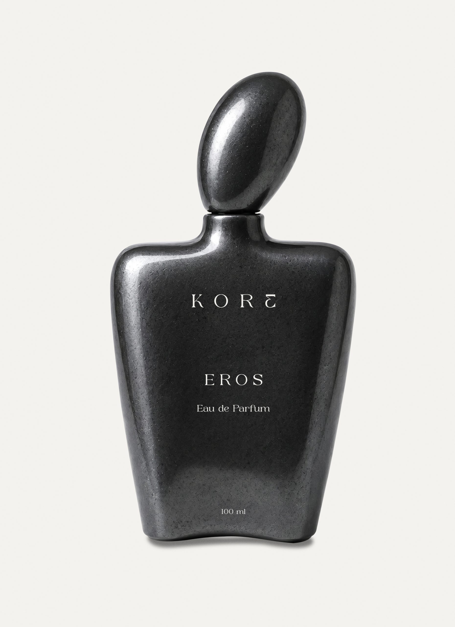 Flacon de parfum Eros de la marque KORE en hématite noire avec silhouette sculpturale inspirée de la mythologie grecque.