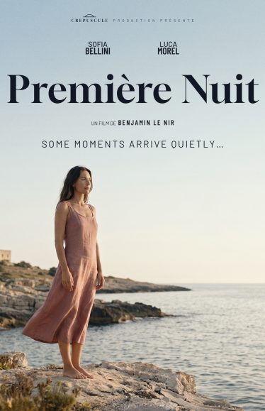 Affiche émotionnelle pour la campagne Crépuscule avec personnage féminin face à la mer dans un univers luxe et cinématographique.