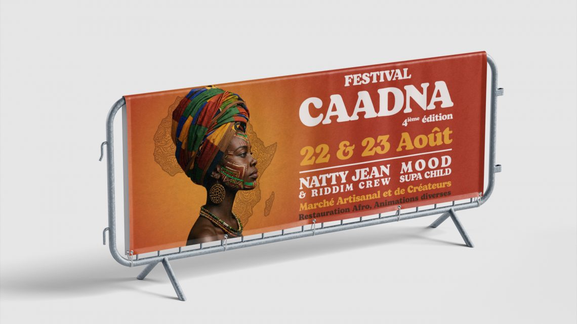 Bannière événementielle du Festival CAADNA réalisée dans le cadre de l'identité visuelle du festival pour la signalétique et la communication sur site