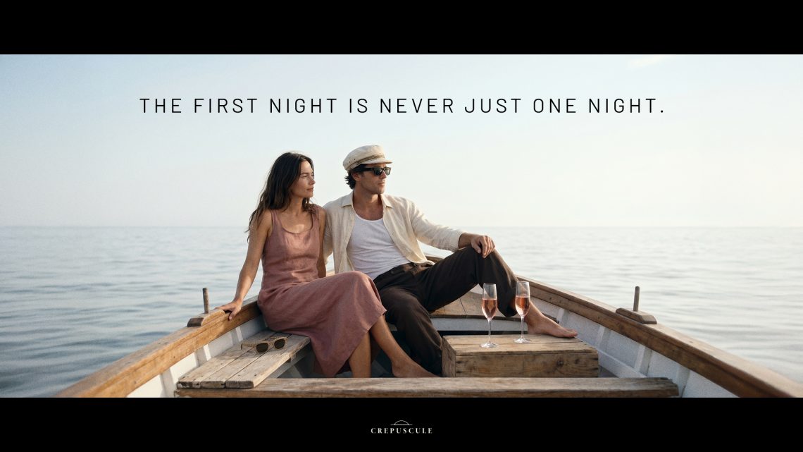 Campagne publicitaire 16:9 pour le champagne Crépuscule mettant en scène un couple sur un bateau dans une ambiance méditerranéenne et cinématographique.
