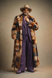 Visuel cinématographique style funk 70s généré par IA à partir d’un selfie, posture charismatique et tenue vintage