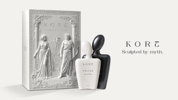 Coffret collector KORE inspiré de la mythologie grecque avec bas-relief représentant Eros et Psyché devant un temple antique.