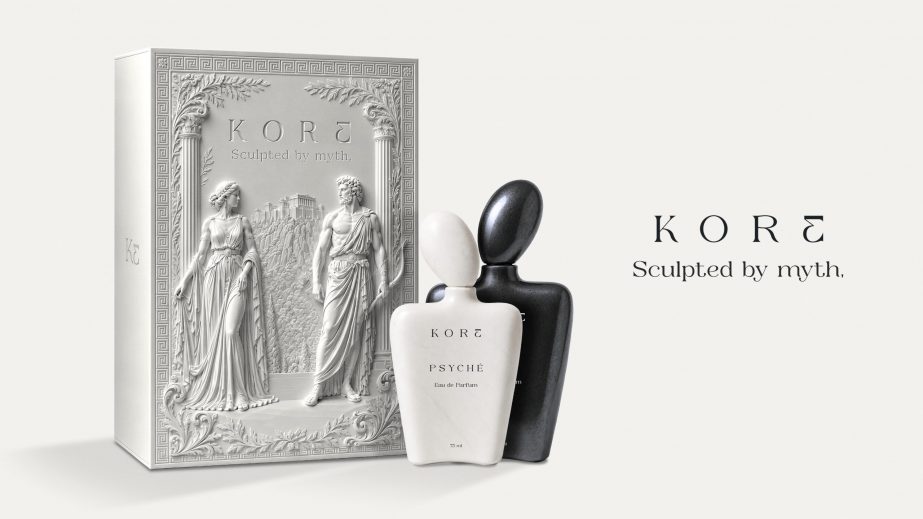 Coffret collector KORE inspiré de la mythologie grecque avec bas-relief représentant Eros et Psyché devant un temple antique.