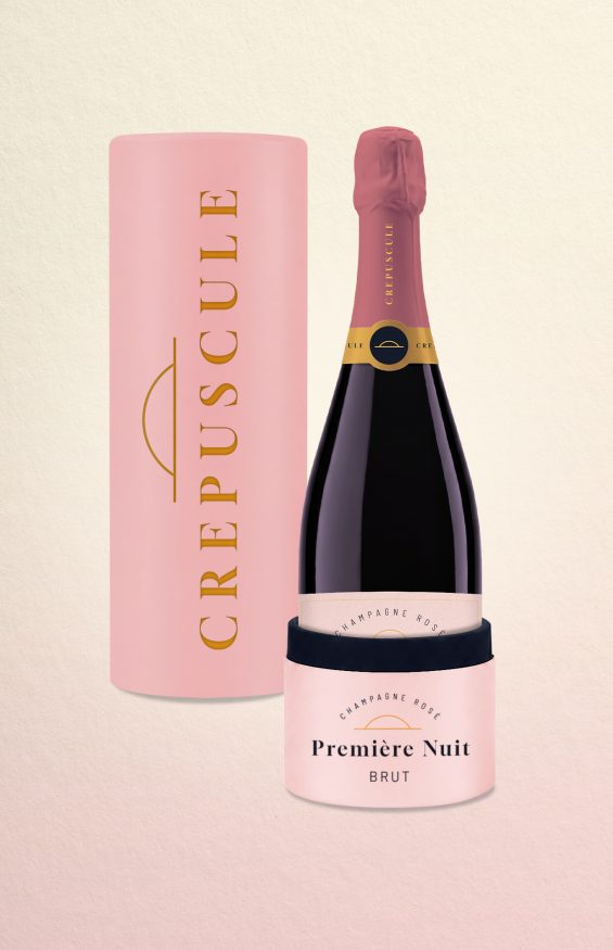Coffret champagne design Crépuscule avec tube rose premium et bouteille Première Nuit dans un univers minimaliste inspiré du luxe contemporain.