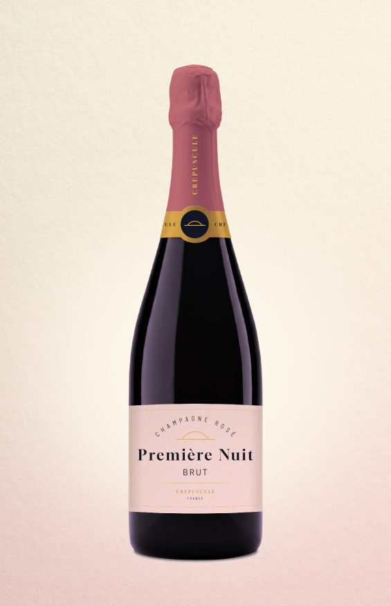 Design de bouteille champagne premium Crépuscule avec étiquette minimaliste rose et détails dorés inspirés du luxe et de la parfumerie.