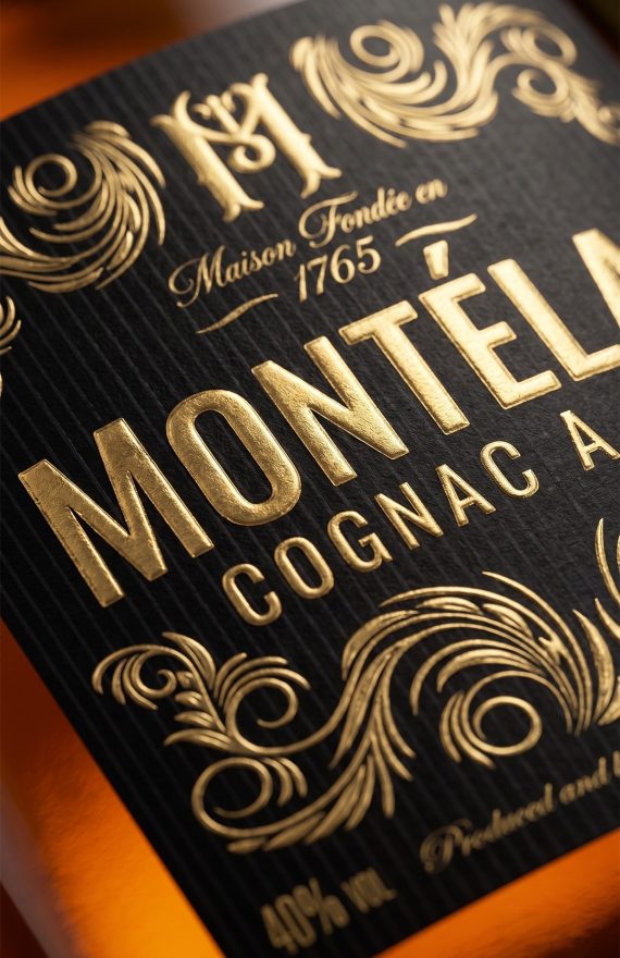 Design d'étiquette et bouteille de packaging cognac premium avec finitions noir et or, monogramme, ornements et identité visuelle haut de gamme.