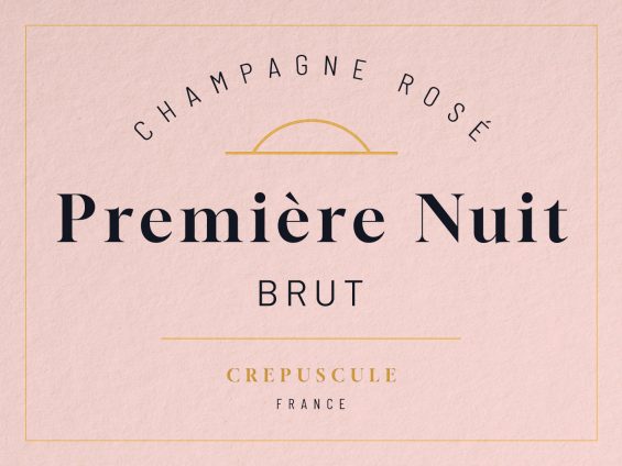 Design minimaliste de l’étiquette champagne Première Nuit pour la marque Crépuscule avec typographie élégante et détails dorés premium.