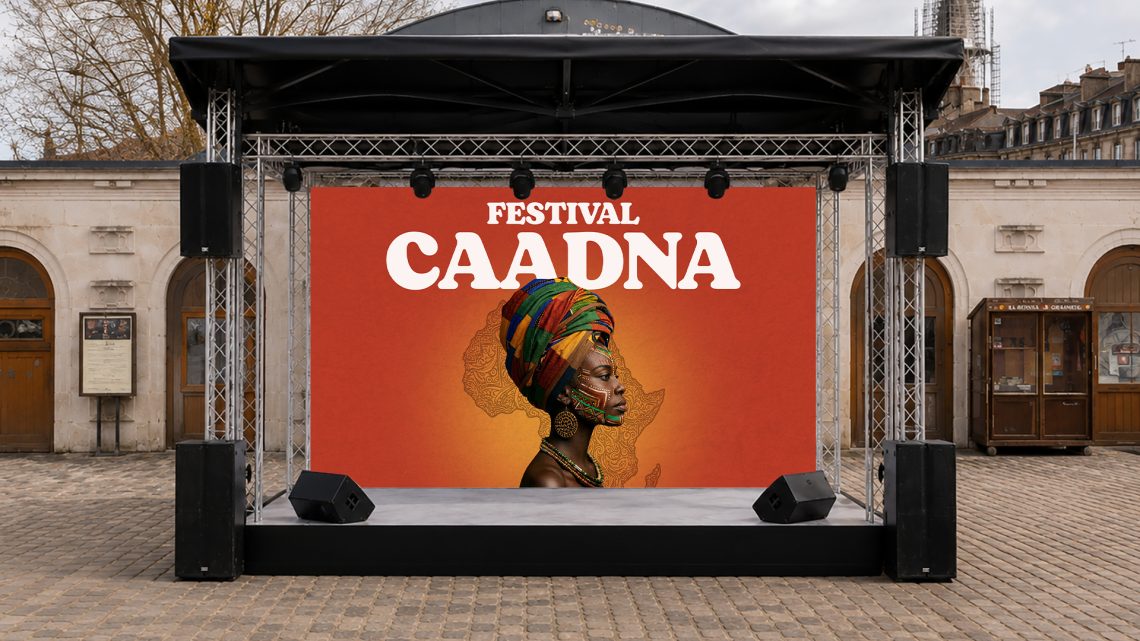 Habillage de scène du Festival CAADNA réalisé dans le cadre de l'identité visuelle du festival avec backdrop événementiel grand format installé à Bordeaux