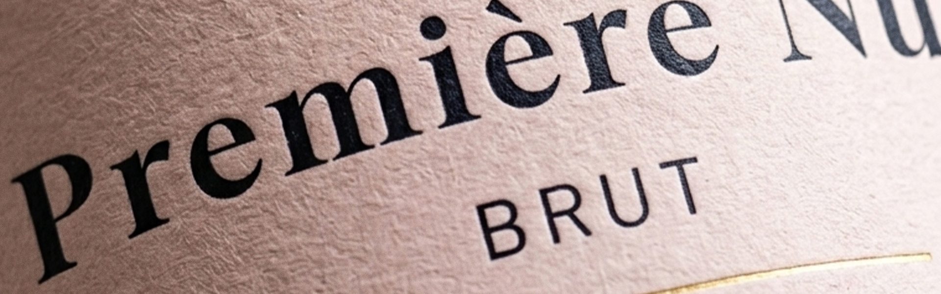 Macro sur l’étiquette champagne premium Crépuscule avec texture papier haut de gamme, typographie élégante et finitions luxe pour bouteille rosé premium