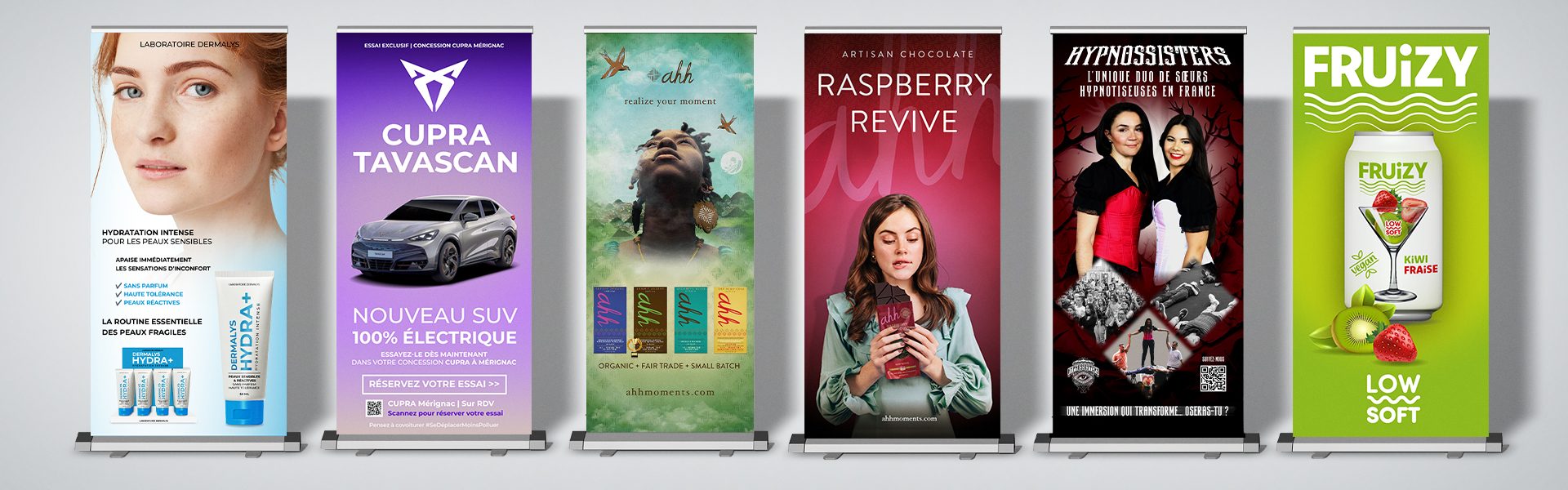 Alignement de roll up publicitaire présentant différents univers : cosmétique, automobile, alimentaire et spectacle