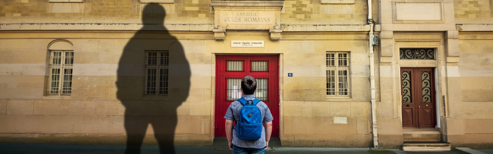 Couverture de livre 6 Rue Cler avec enfant face à une porte rouge et ombre projetée devant le collège Jules Romains