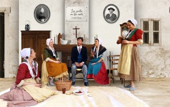 Fond de scene personnalisé. Mise en scène Salle à mangé de Frédéric mistral, une cheminée provençale au centre, une armoire a gauche et une pendule a droite. Sur le devant les acteurs