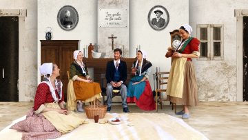 Fond de scene personnalisé. Mise en scène Salle à mangé de Frédéric mistral, une cheminée provençale au centre, une armoire a gauche et une pendule a droite. Sur le devant les acteurs