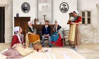 Fond de scene personnalisé. Mise en scène Salle à mangé de Frédéric mistral, une cheminée provençale au centre, une armoire a gauche et une pendule a droite. Sur le devant les acteurs