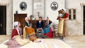 Fond de scene personnalisé. Mise en scène Salle à mangé de Frédéric mistral, une cheminée provençale au centre, une armoire a gauche et une pendule a droite. Sur le devant les acteurs
