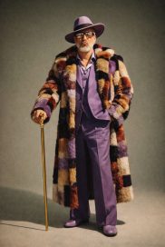 Portrait plein pied style cinéma rétro généré par IA depuis un selfie, look funk années 70 et lumière studio