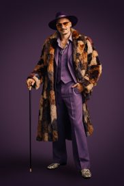 Personnage style film années 70 généré par IA à partir d’un selfie, costume violet et manteau en fourrure ambiance studio