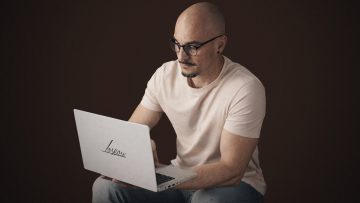 Directeur artistique freelance travaillant sur un projet de branding et direction artistique