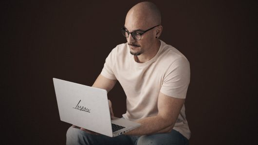 Directeur artistique freelance travaillant sur un projet de branding et direction artistique