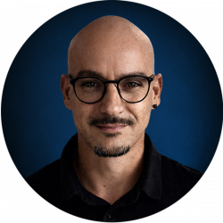 Portrait de Loseou, Directeur Artistique et Graphiste expert en packaging de luxe et branding à Bordeaux, prêt à vous accompagner.