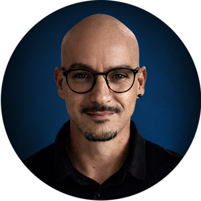 Portrait de Loseou, Directeur Artistique et Graphiste expert en packaging de luxe et branding à Bordeaux, prêt à vous accompagner.