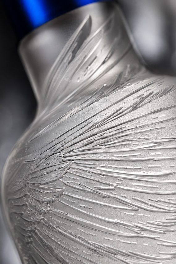 Macro du verre gravé et dépoli de la bouteille de vodka Altai, mettant en valeur les détails de l'aigle gravé et les finitions premium du packaging.