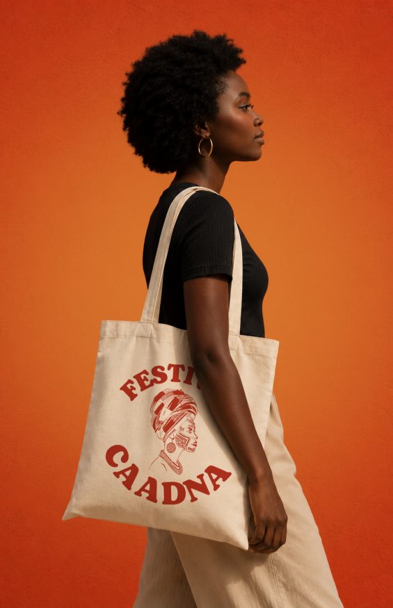 Tote bag du Festival CAADNA conçu dans le cadre de l'identité visuelle du festival avec visuel événementiel décliné sur support textile
