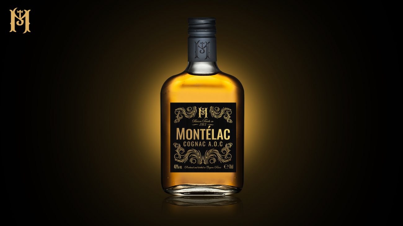 Packaging spiritueux Cognac Montélac – étiquette dorée élégante et typographie serif sur fond noir