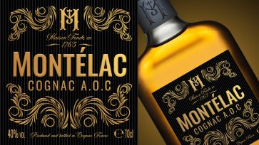 Détail du packaging spiritueux Cognac Montélac – étiquette dorée élégante et typographie serif sur fond noir