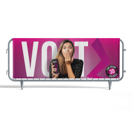 Bâche publicitaire extérieure grand format avec visuel de marque et modèle tenant une boisson énergisante, utilisée pour événement ou opération promotionnelle