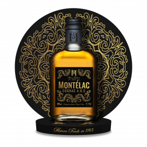 Bouteille de cognac Montélac mise en scène sur présentoir PLV, exemple de design de publicité sur lieu de vente haut de gamme