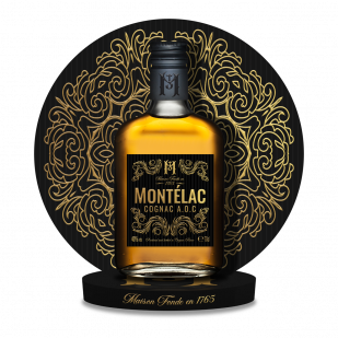 Bouteille de cognac Montélac mise en scène sur présentoir PLV, exemple de design de publicité sur lieu de vente haut de gamme