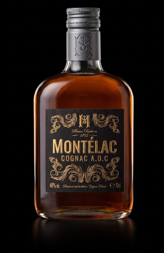 Packaging spiritueux Cognac Montélac – étiquette dorée élégante et typographie serif sur fond noir