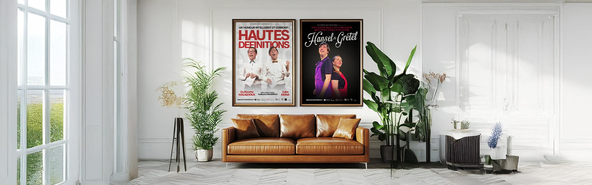 Deux affiche de théatre encadré dans un Salon