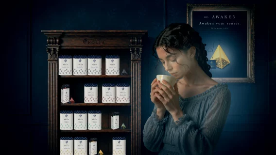 Mise en scène publicitaire du packaging thé vert au citron Maison Folia dans un décor de salon de luxe.
