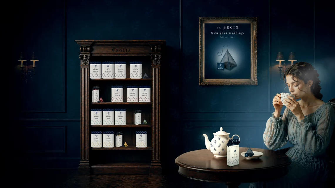 Packshot d'ambiance du packaging thé noir English Breakfast Maison Folia disposé dans une bibliothèque luxueuse.