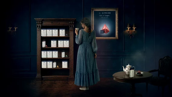 Visuel de campagne pour le packaging thé aux baies sauvages Maison Folia dans une atmosphère feutrée.