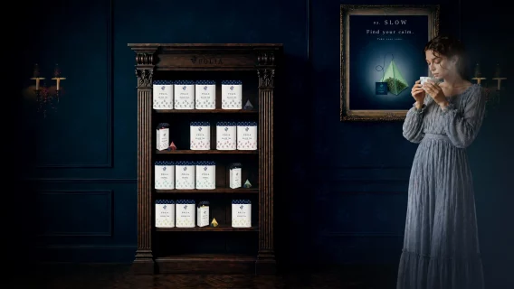 Présentation élégante du packaging infusion menthe Maison Folia sur une étagère en bois sombre.