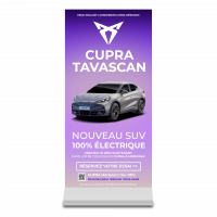 Totem publicitaire vertical mettant en avant un SUV électrique sur un support autoportant