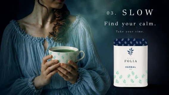 Dégustation d'une infusion à la menthe Maison Folia, focus sur le sachet pyramide et le packaging.